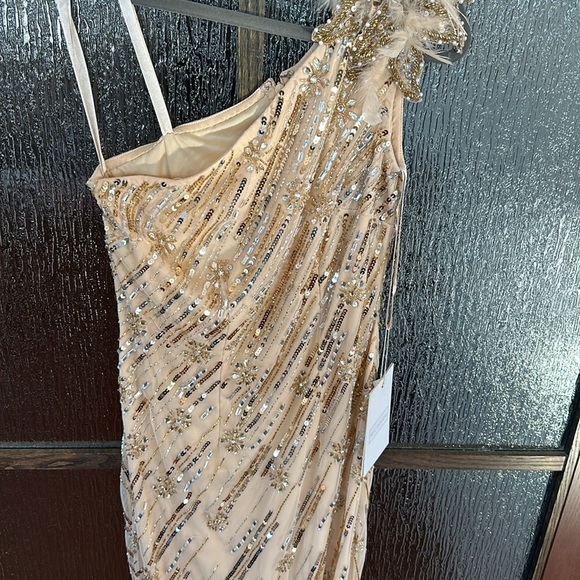 Mac Duggal women’s Cream One-Shoulder Dress with flower feather detail size 2. - Picture 9 of 13